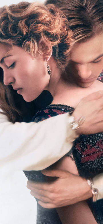 Close-up of Jack and Rose's Embrace (Titanic) 4K Phone Wallpaper Close-up of Jack and Rose's Embrace (Titanic) 4K Phone Wallpaper