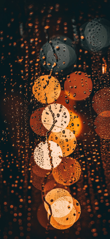 Rain-blurred night view phone wallpaper