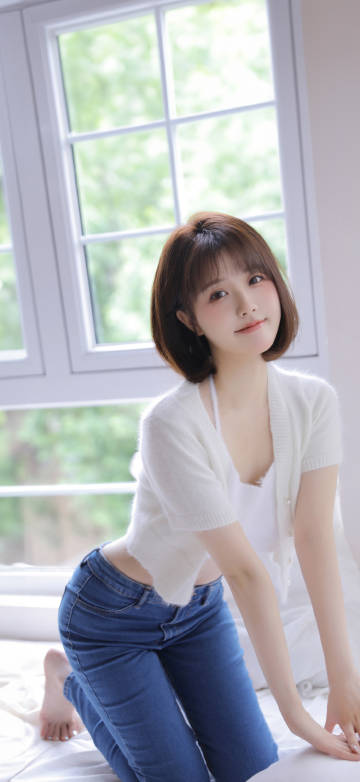 Short-haired Chinese beauty wearing jeans 4K phone wallpaper Short-haired Chinese beauty wearing jeans 4K phone wallpaper