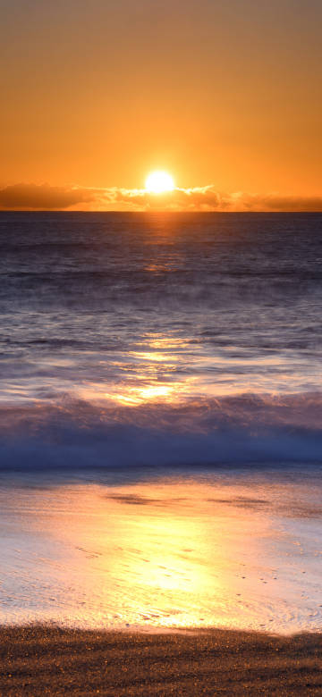A serene and romantic seaside sunset landscape wallpaper.