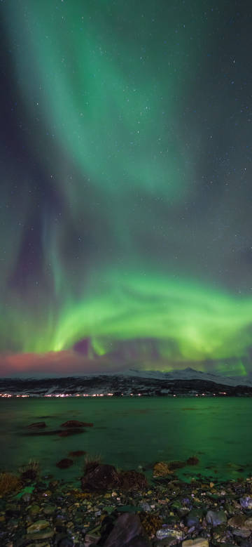 Magnificent Aurora landscape wallpaper: lake, shore, snow-capped mountains