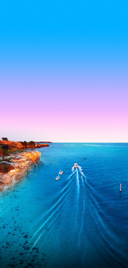 Seaside scenery under the blue and pink sky