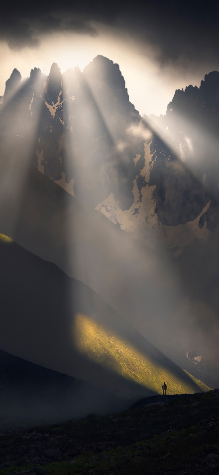 Magnificent view of the sun shining on the majestic mountain peaks