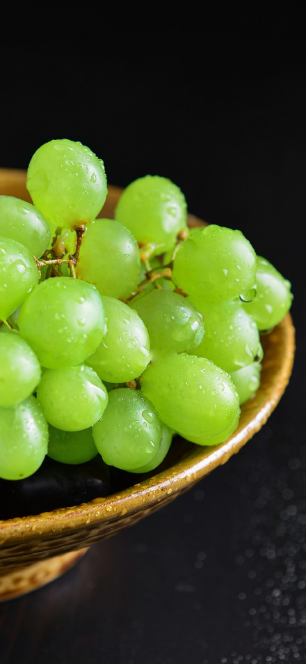 Fresh Green Grapes with Water Drops 4K Phone Wallpaper