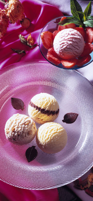 Summer strawberry ice cream phone wallpaper