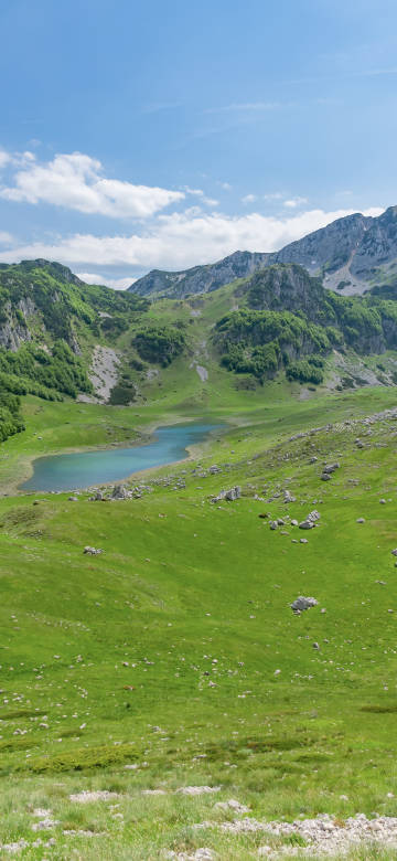 Tranquil and magnificent Lake Durmitor wallpaper