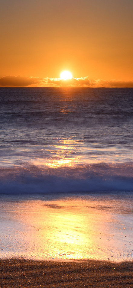 A serene and romantic seaside sunset landscape wallpaper.