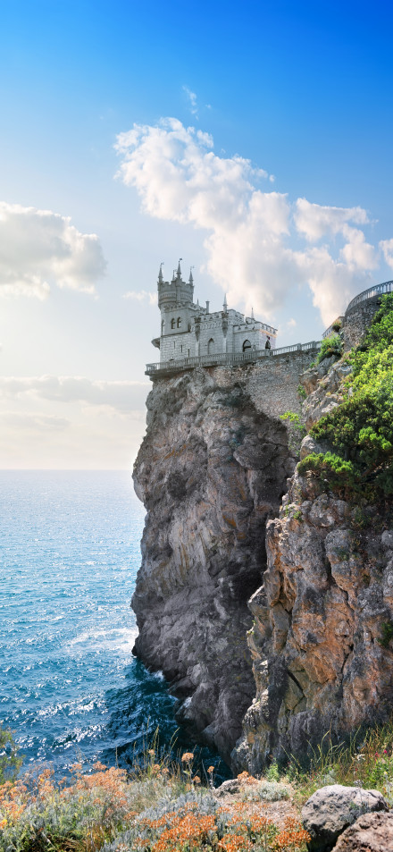 Scenic View of Swallow’s Nest Castle, Crimea 4K Phone Wallpaper