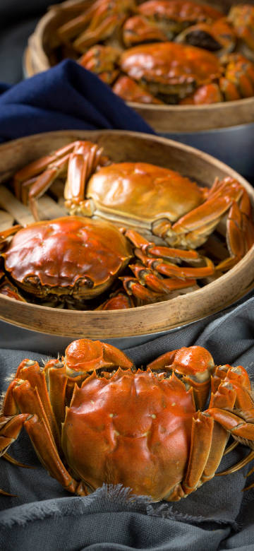 Delicious Crabs in Bamboo Steamer