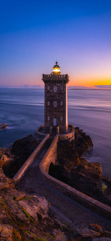 Lighthouse at dusk on the seaside phone wallpaper