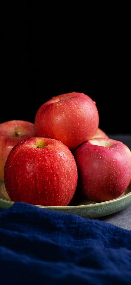 Fresh Red Apples Close-Up 4K Phone Wallpaper