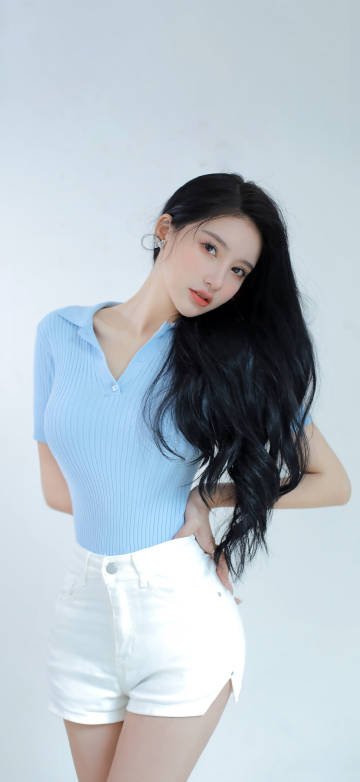 Long-haired beauty blue sweater white shorts phone wallpaper Long-haired beauty blue sweater white shorts phone wallpaper