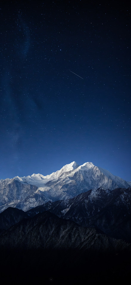 White-and-Blue Mountain Under The Stars 4K Wallpaper
