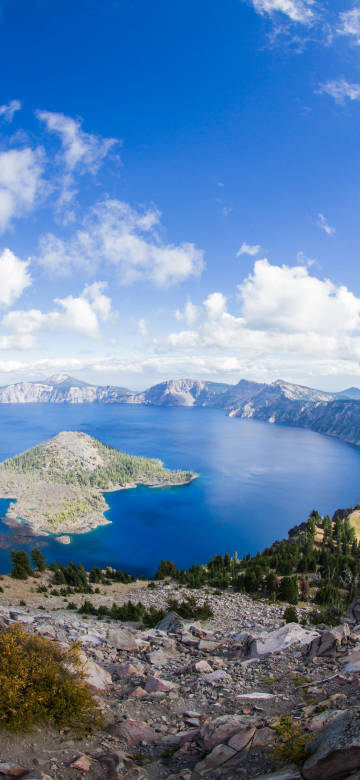 Natural scenery wallpaper of Crater Lake in Oregon, USA: blue lake and mountains