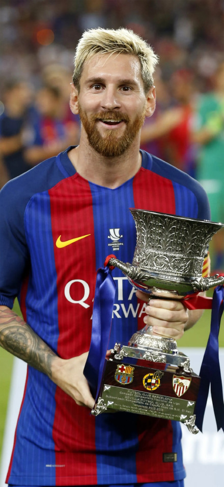 Blond-haired Lionel Messi holding the Super Cup 4K wallpaper