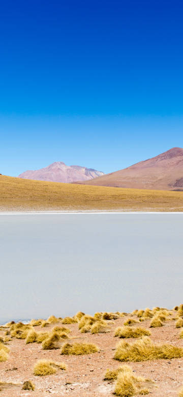 Vast plateau wasteland wallpaper: lake under the blue sky