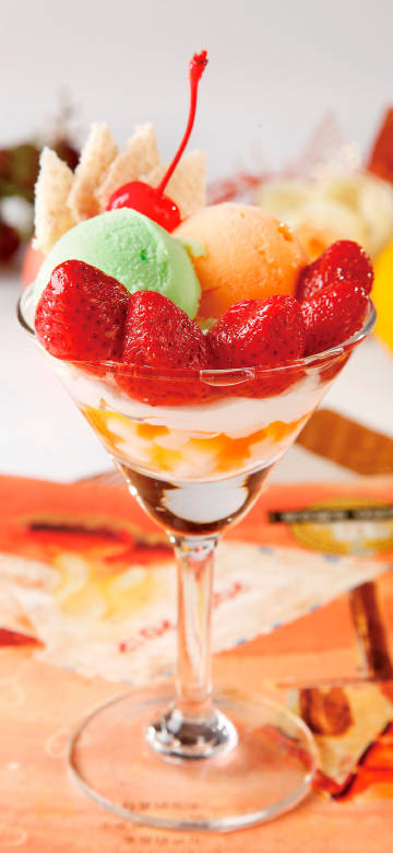 Luxury Strawberry Ice Cream Sundae Close-Up 4K Wallpaper