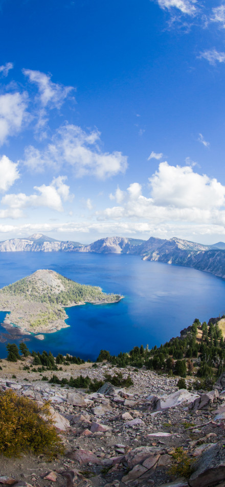 Natural scenery wallpaper of Crater Lake in Oregon, USA: blue lake and mountains